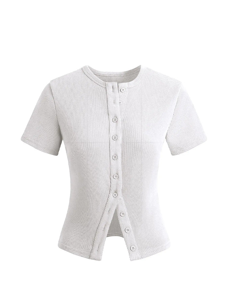Veste courte femme unie à col rond portée en tenue de ville