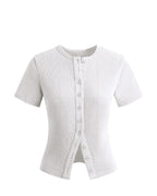 Veste courte femme unie à col rond portée en tenue de ville