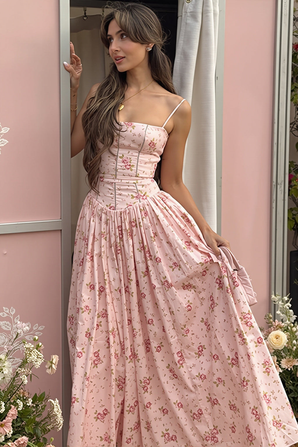 Robe maxi fleurie femme portée, silhouette élégante et féminine