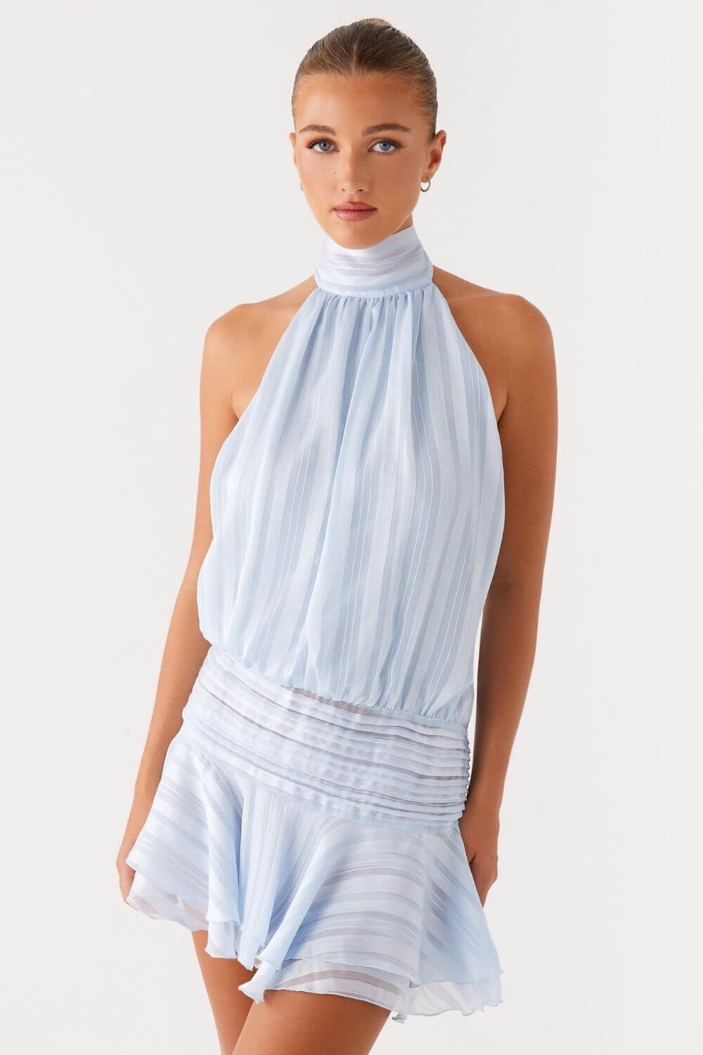 Robe courte drapée en satin avec col