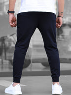 Pantalon de jogging homme coupe fuselée présenté en studio