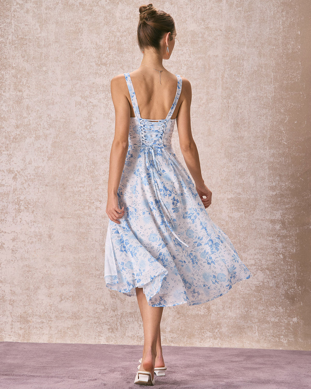 Robe mi-longue bleue à fleurs avec col carré froncé