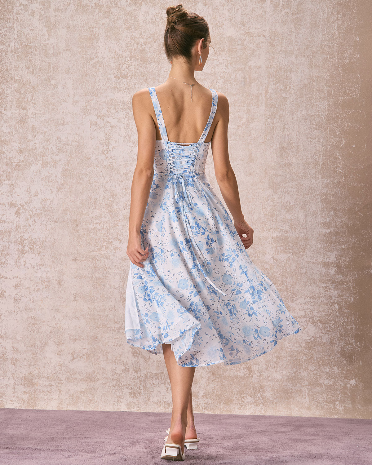 Robe mi-longue bleue à fleurs avec col carré froncé