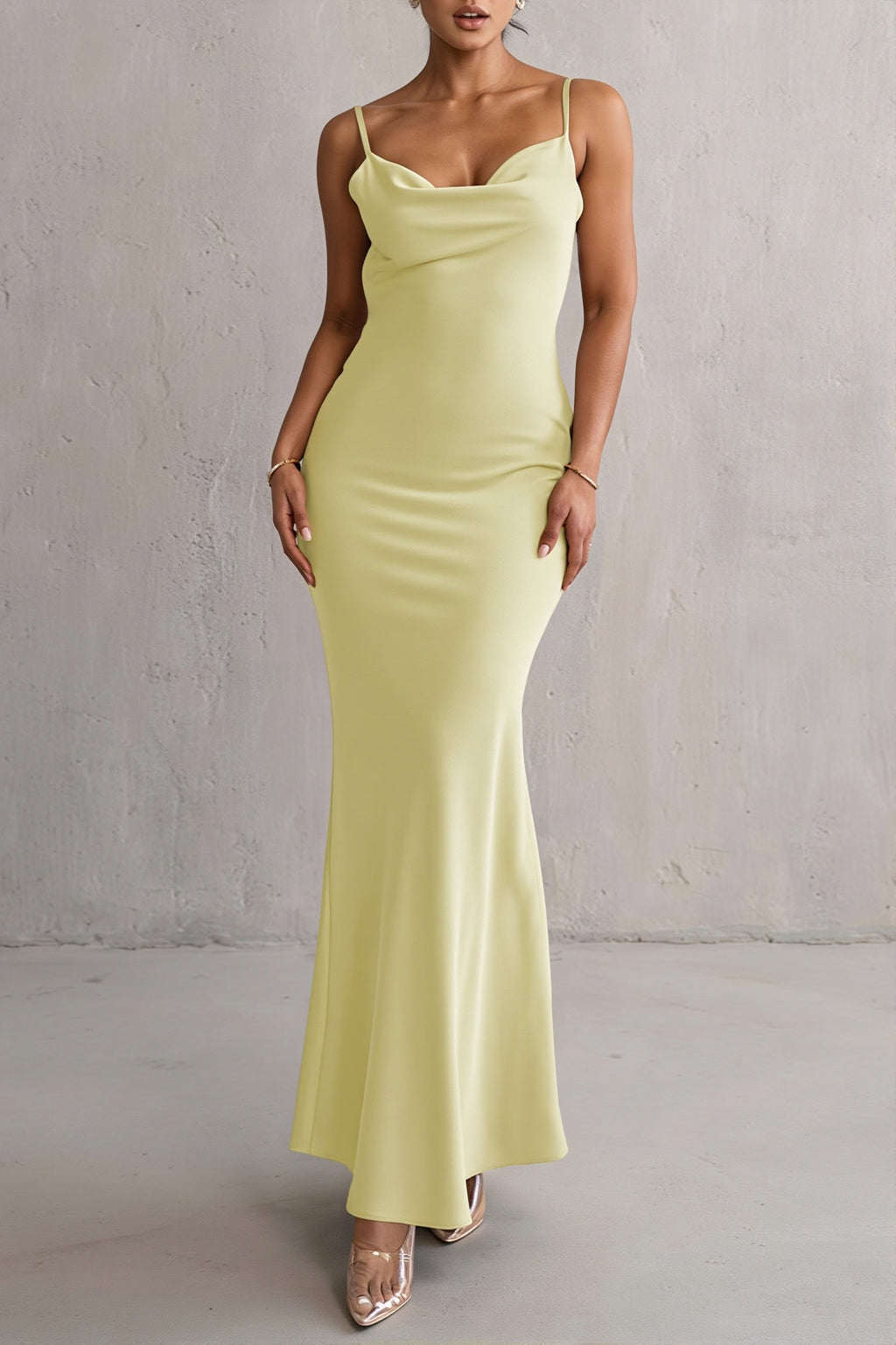 Robe longue satinée dos nu femme au tombé fluide et élégant