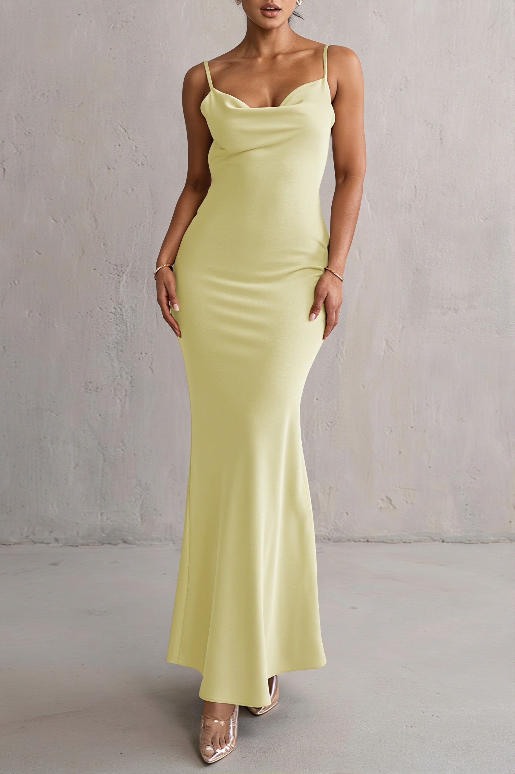 Robe longue satinée dos nu femme au tombé fluide et élégant