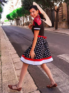 Robe vintage des années 50 à pois avec ceinture et jupe évasée Rockabilly