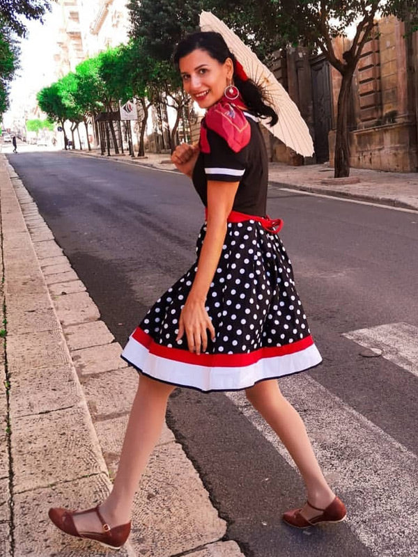 Robe vintage des années 50 à pois avec ceinture et jupe évasée Rockabilly