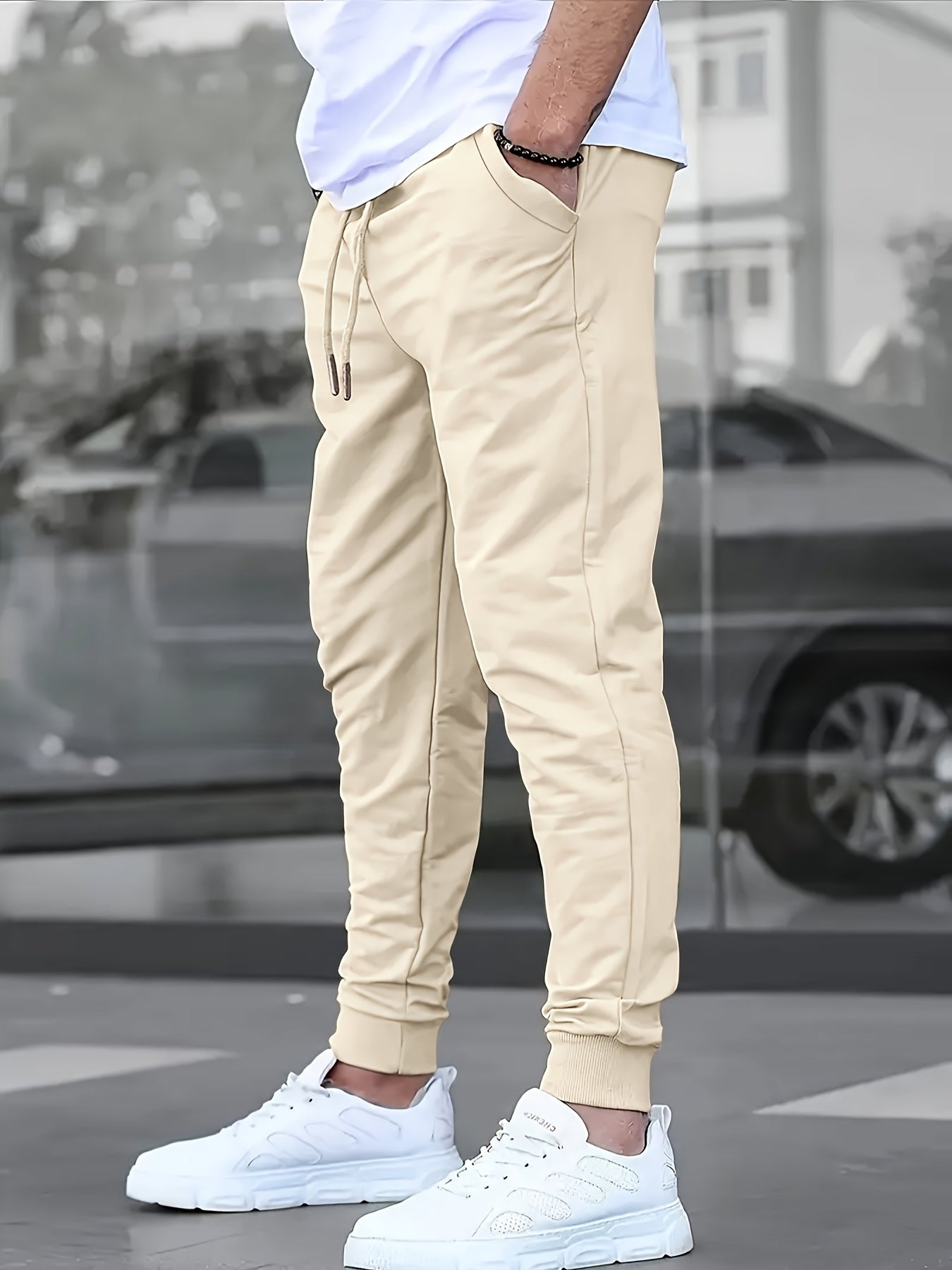 Vue de profil du pantalon de jogging homme à coupe fuselée