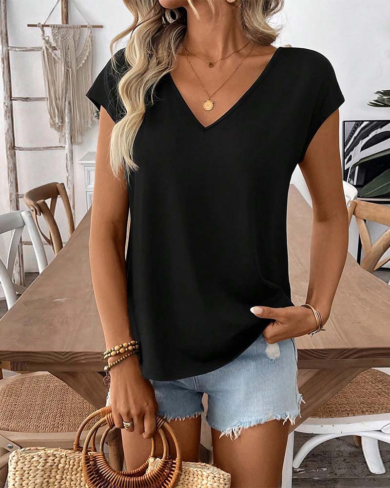 Vue rapprochée du col V du t-shirt femme uni