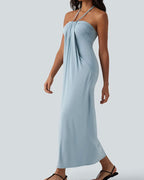 Détail du col halter sur robe maxi drapée pour femme