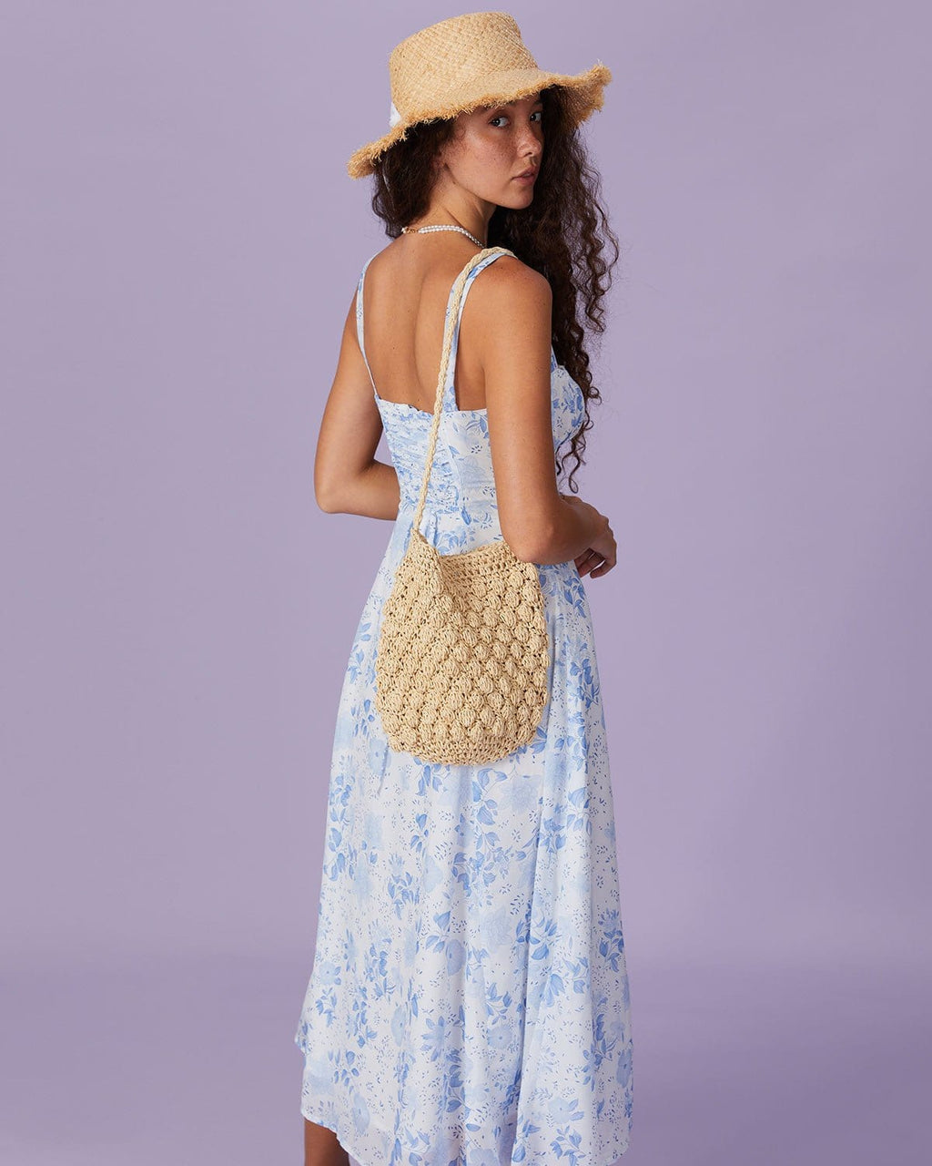 Robe mi-longue bleue à fleurs avec col carré froncé