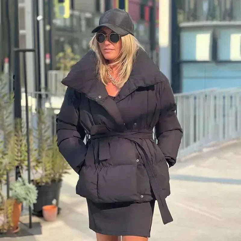 Manteau matelassé ceinturé pour femme avec col large et doublure douillette