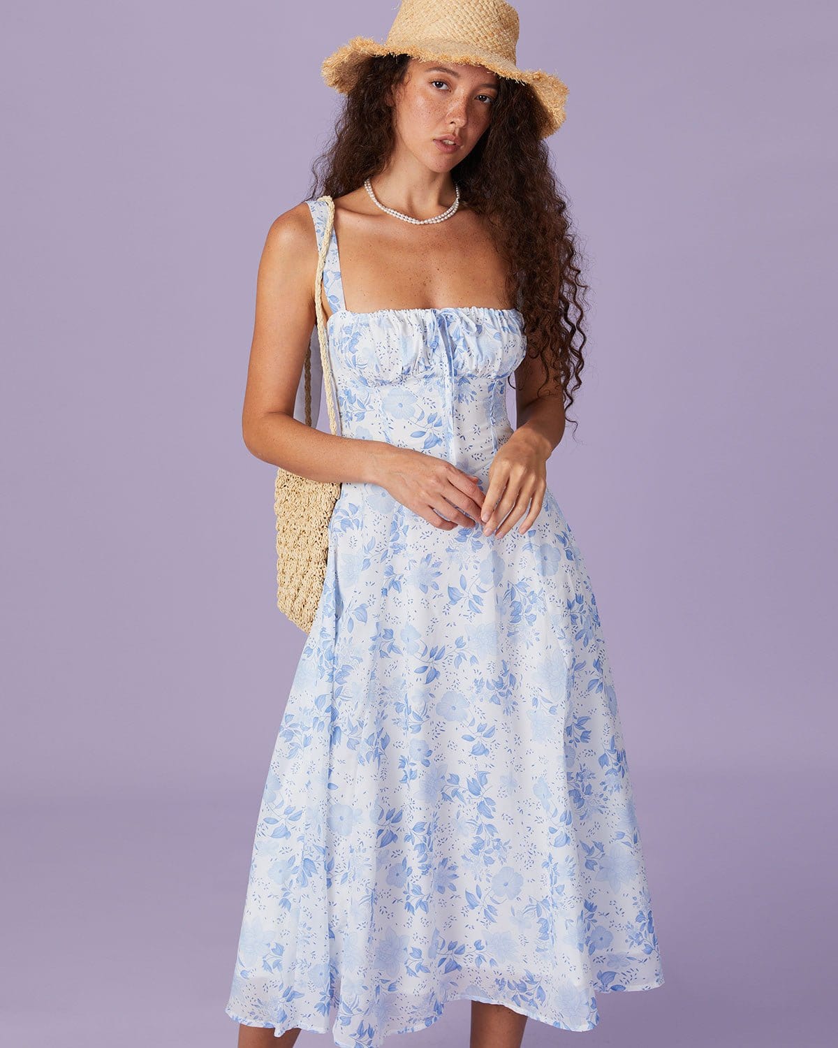 Robe mi-longue bleue à fleurs avec col carré froncé