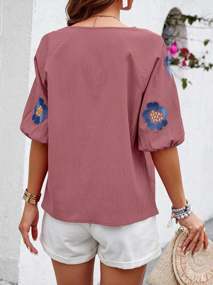 Détail des manches bouffantes sur blouse femme brodée