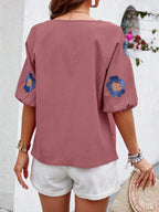 Détail des manches bouffantes sur blouse femme brodée