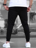 Pantalon de jogging homme porté avec tenue décontractée