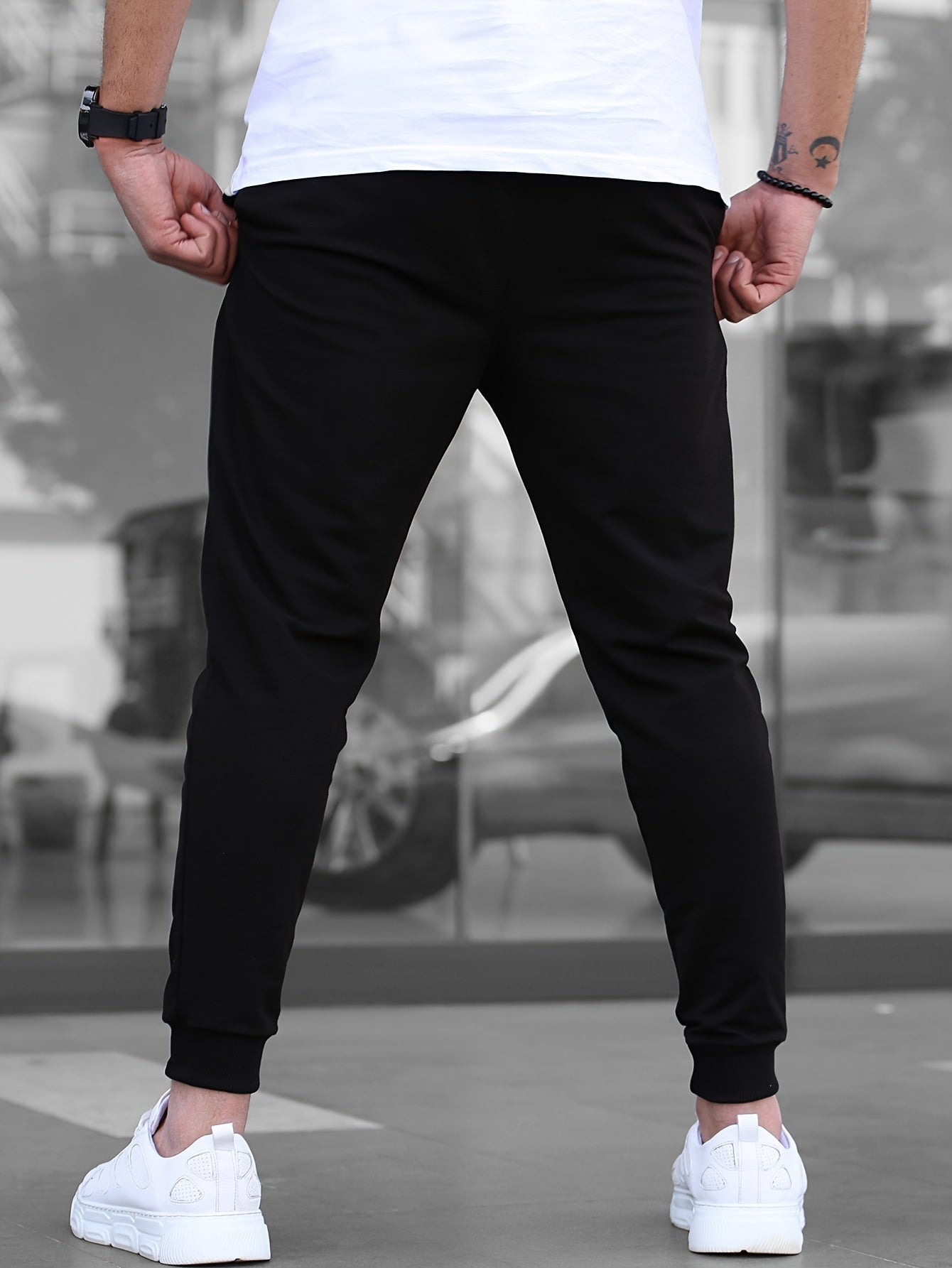 Pantalon de jogging homme porté avec tenue décontractée