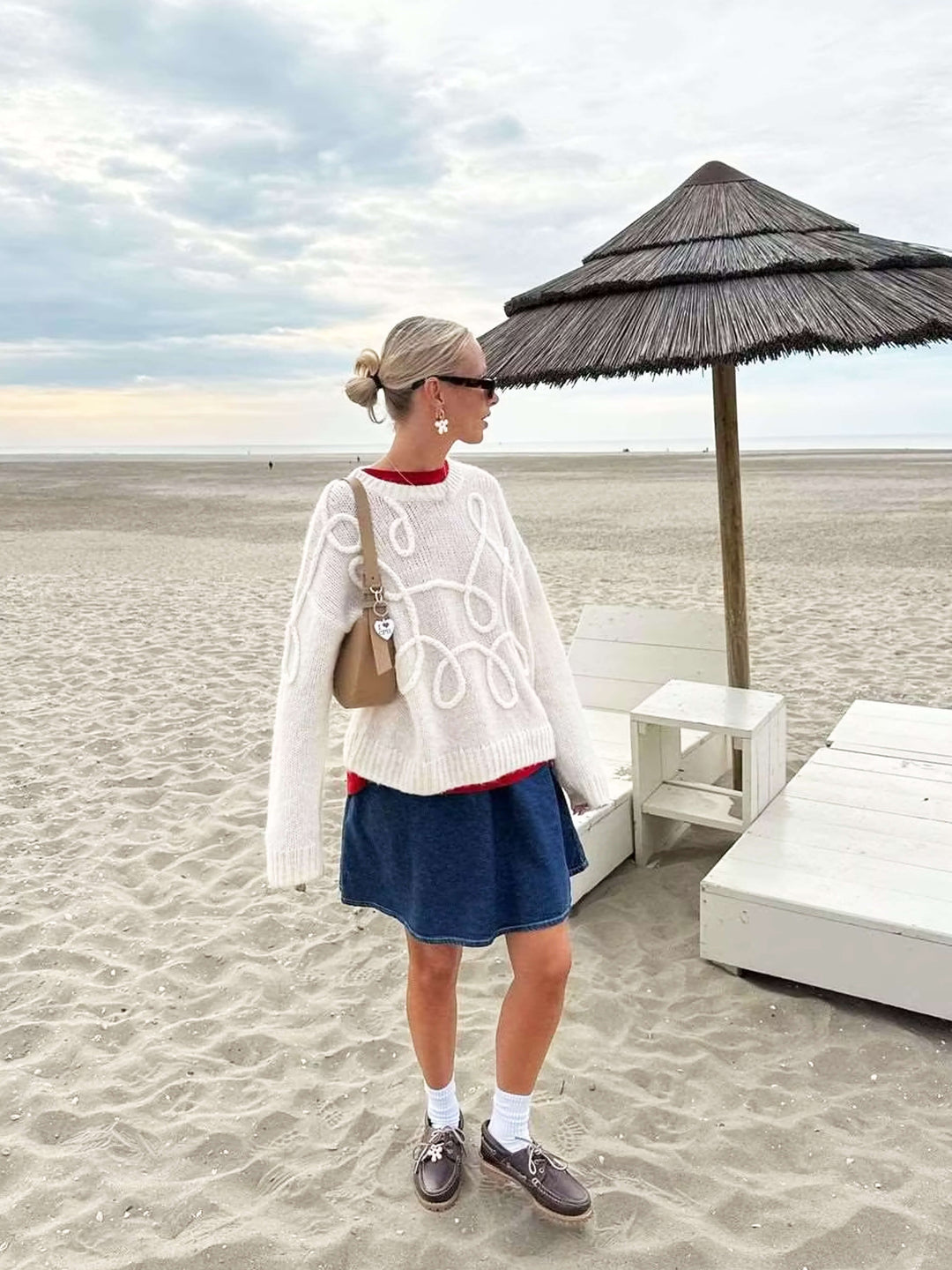 Pull surdimensionné confortable avec détails brodés élégants