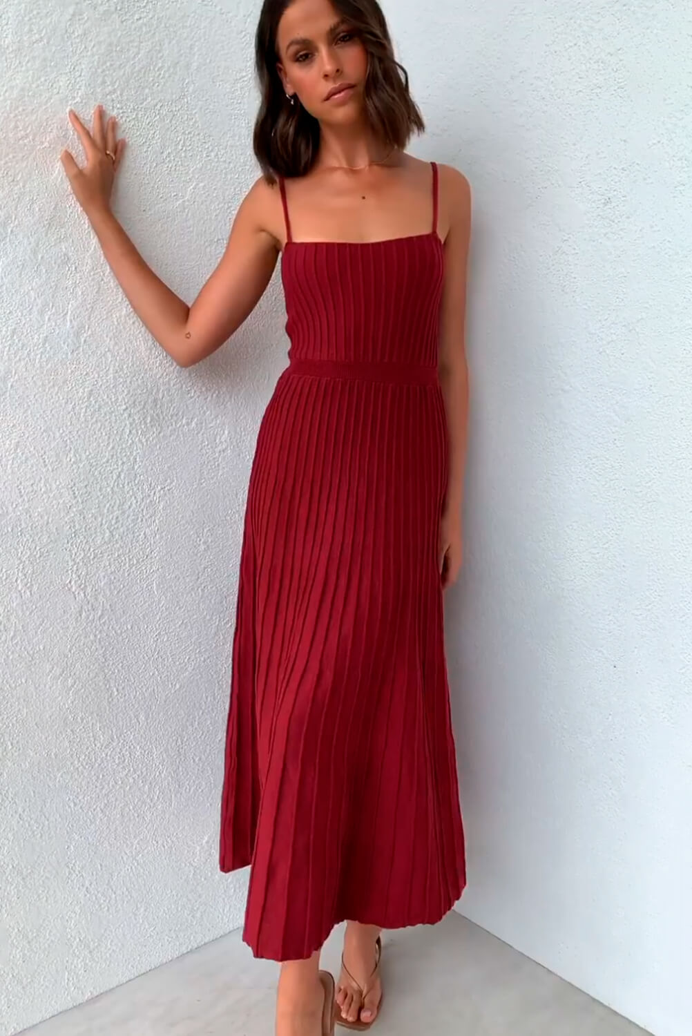 Robe midi plissée en maille à fines bretelles