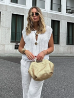 Cardigan femme sans manches en maille porté sur un haut clair