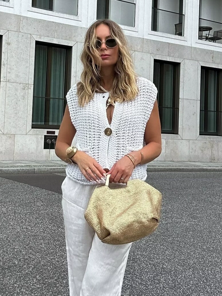 Cardigan femme sans manches en maille porté sur un haut clair