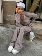 Ensemble coordonné gris en maille côtelée avec crop top et pantalon à jambes larges