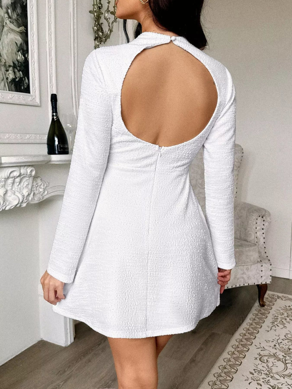 Robe courte à manches longues avec dos ajouré