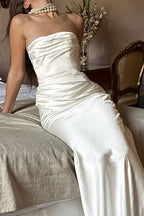 Vue latérale de la robe longue satinée plissée pour femme