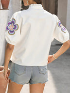 Détail du col montant volanté sur blouse femme imprimée fleurie