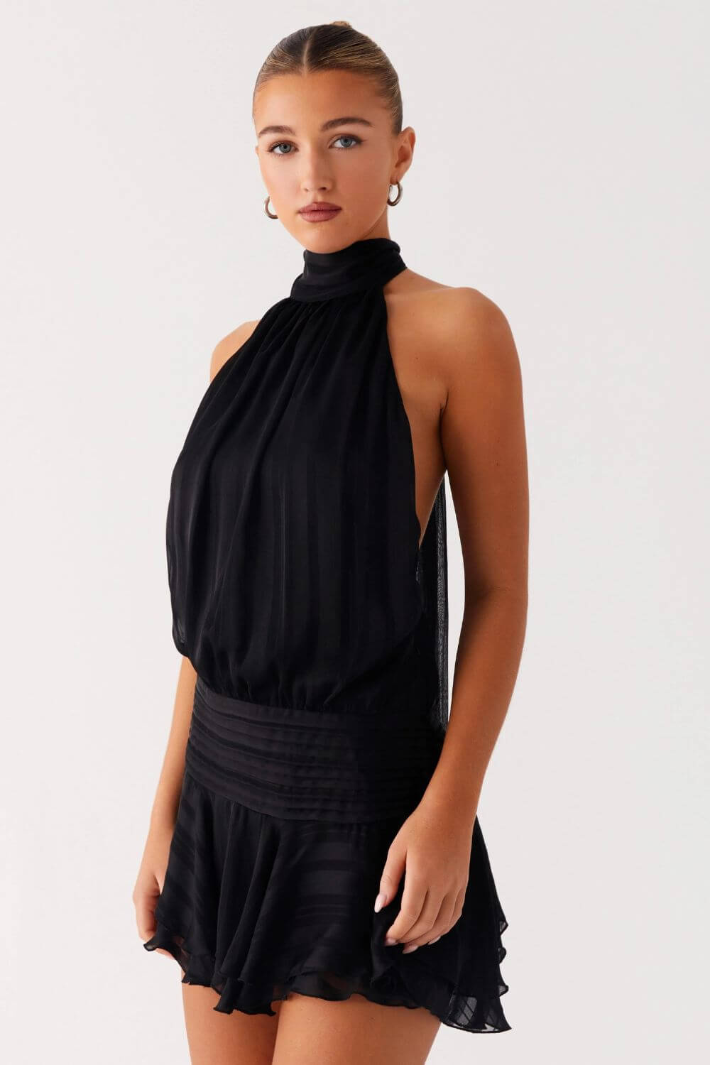 Robe courte drapée en satin avec col