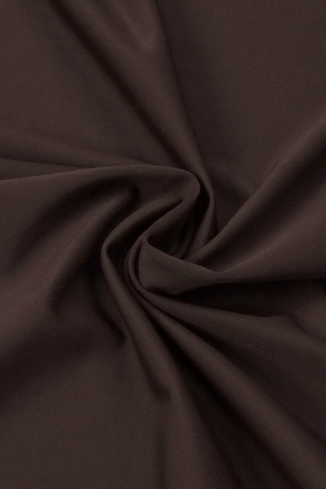 Robe maxi drapée à bretelles avec silhouette élégante