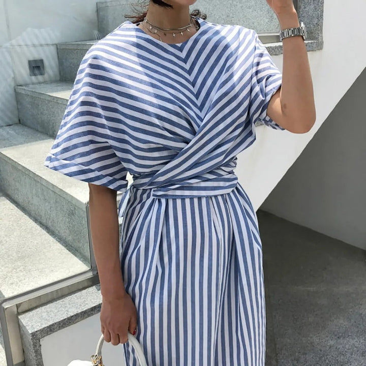 Pauline Laurent® | Robe Midi Portefeuille à Rayures Élégantes