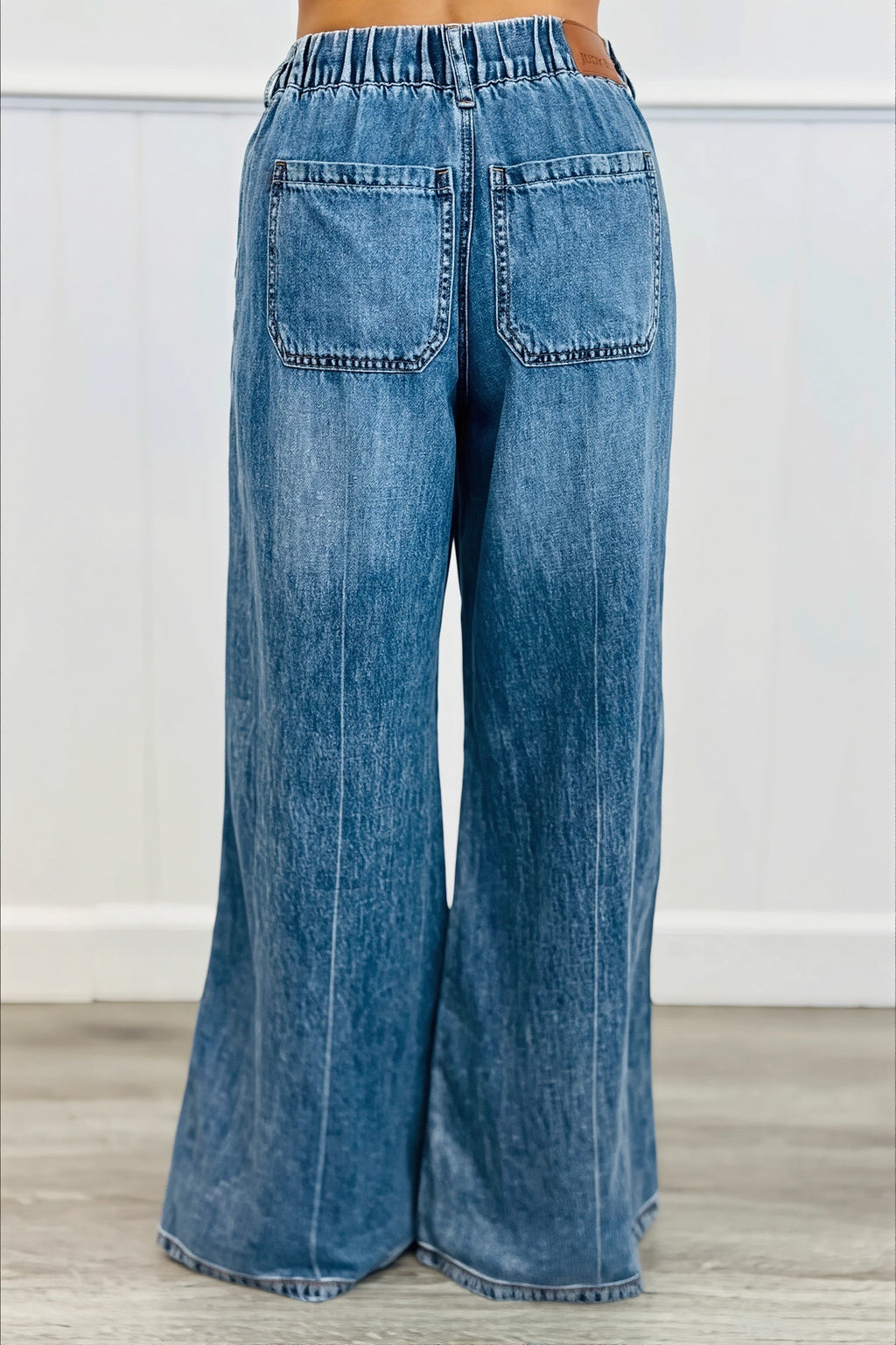 Vue du jean femme délavé à taille haute avec ceinture élastique et cordon