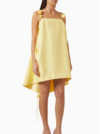 Robe mini ligne A avec bretelles en 3D et dos nu jaune