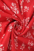 Vue complète d'une robe longue fleurie ajustée pour vacances ou soirée