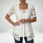 Blouse en dentelle avec broderie florale et encolure en cœur