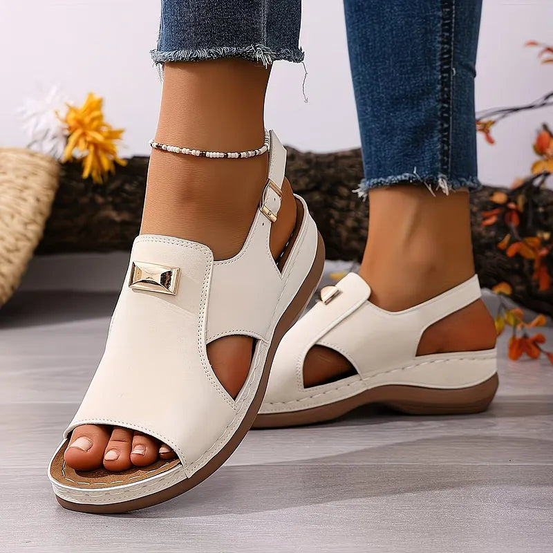 Sandales femme à boucle réglable présentées en angle trois quarts
