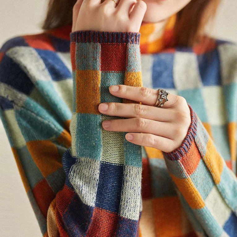 Pull confortable à carreaux colorés pour un style quotidien