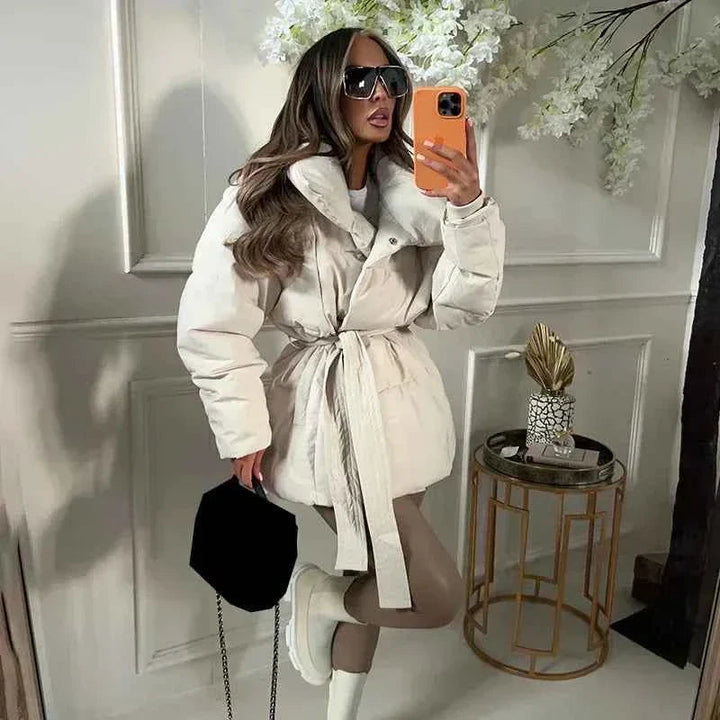 Manteau matelassé ceinturé pour femme avec col large et doublure douillette