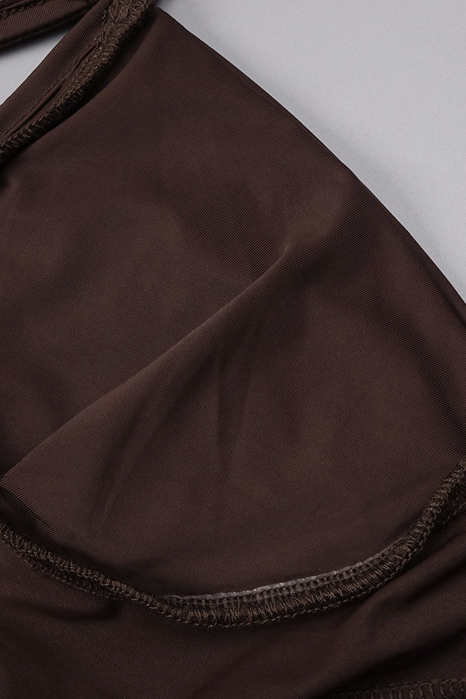 Robe maxi drapée à bretelles avec silhouette élégante