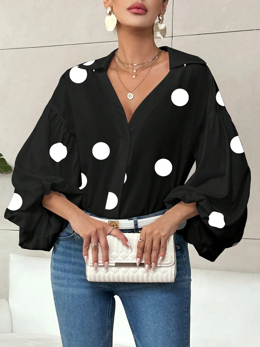 Blouse femme à pois portée avec coupe ample et style chic