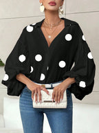 Blouse femme à pois portée avec coupe ample et style chic