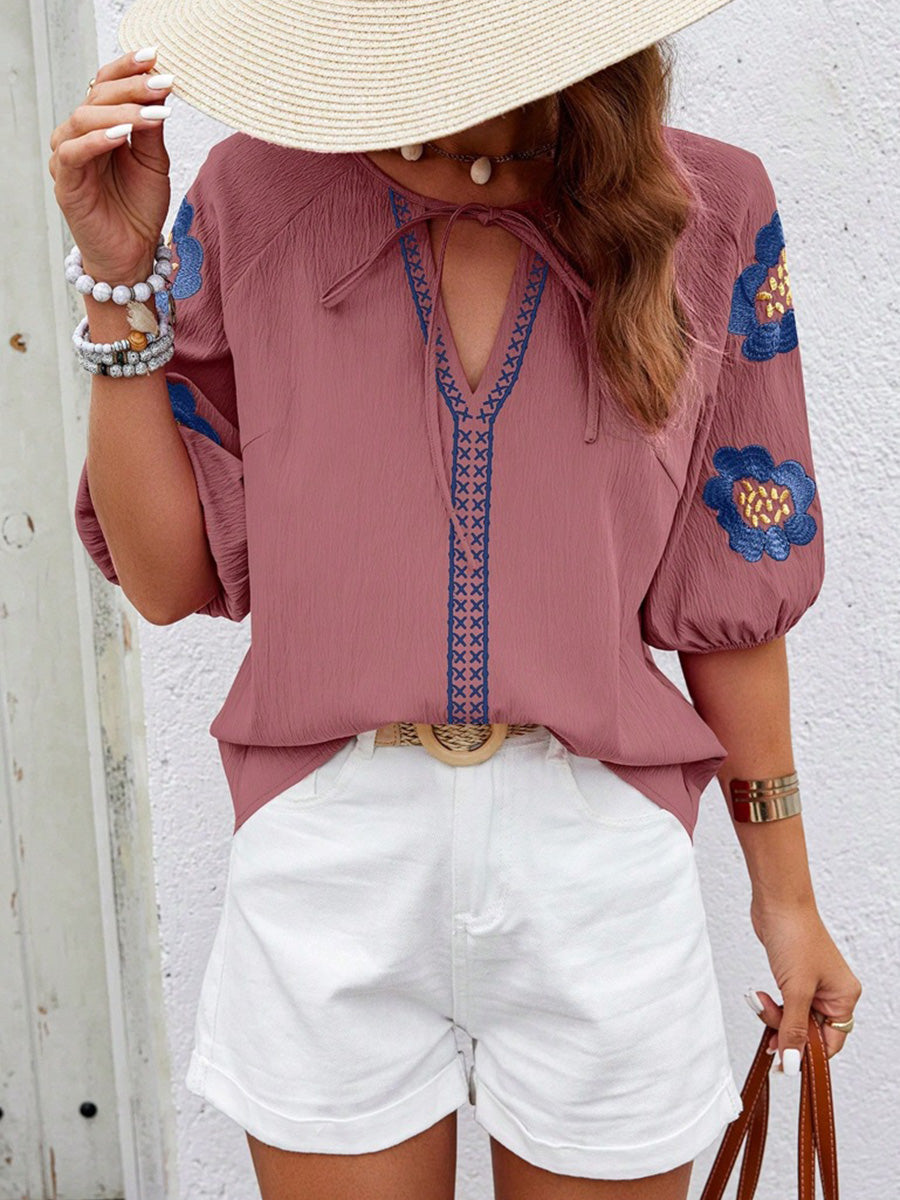 Blouse femme col V à nouer vue de dos avec coupe fluide