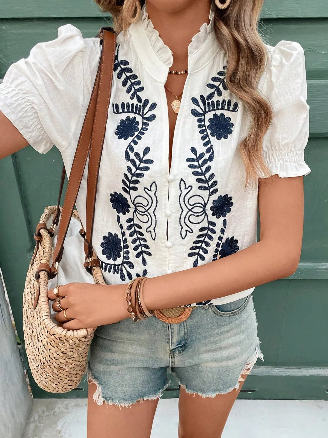 Blouse à manches courtes avec col cranté et volants brodés