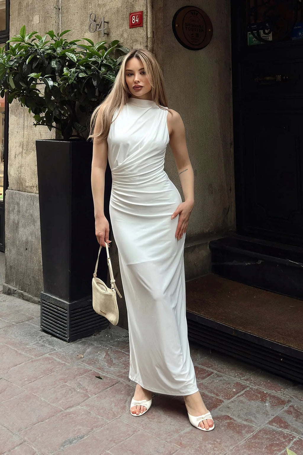 Robe blanche sans manches drapée à fente taille pour femmes