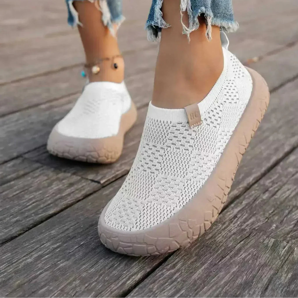 Paire de baskets slip-on femme en maille respirante vue de trois quarts