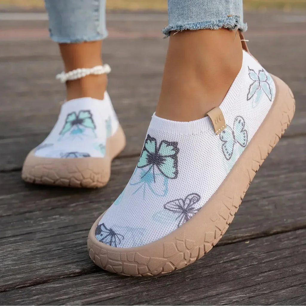Baskets slip-on femme portées avec tenue décontractée en vue latérale