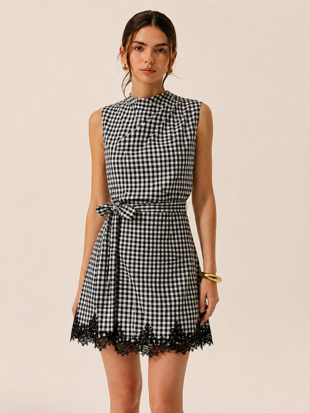 Robe mini vichy sans manches avec taille nouée vue de face