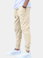 Homme portant un pantalon de jogging toucher doux à coupe fuselée, vue de face