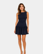 Robe femme sans manches coupe trapèze portée en pied